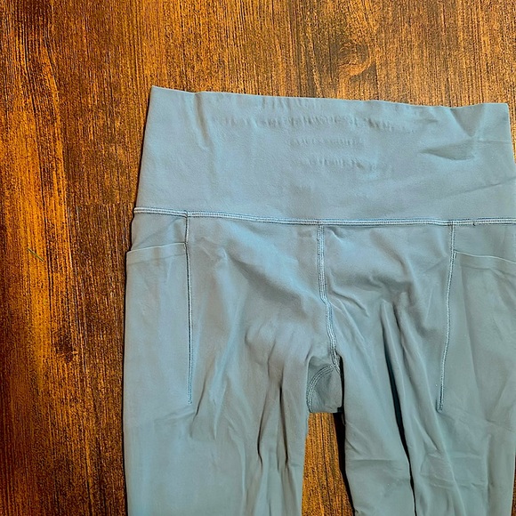 Athleta salutation stash pocket II Capri - Picture 2 of 3